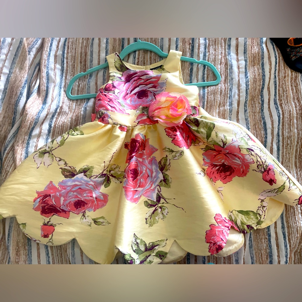 Nordstrom Zuni dress. Toddler Size 4. Scallop bottom.
